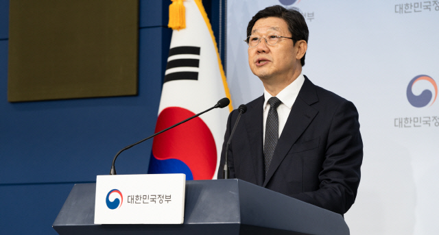 25일 노연홍 대통령 직속 의료개혁특별위원회 위원장이 제1차 의료개혁특위 회의 이후 브리핑을 하고 있다. <보건복지부 제공>